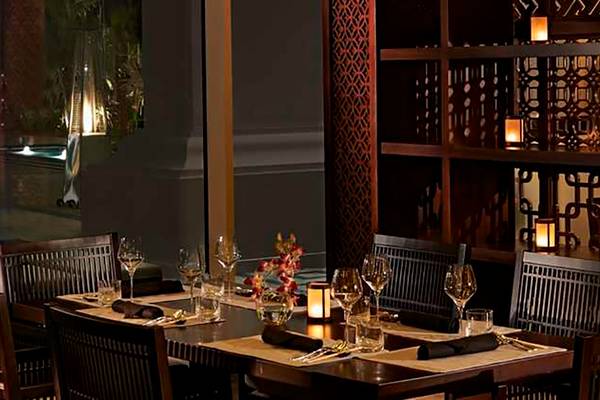 Ein elegant eingerichtetes Restaurant mit Tisch im Waldorf Astoria Dubai Palm Jumeirah
