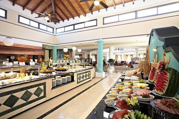 Buffet im Bahia Principe Grand Turquesa Hotel mit verschiedenen Speisen und Dekorationen.