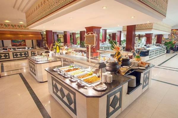 Buffet im Bahia Principe Grand Turquesa Hotel mit verschiedenen Speisen auf mehreren Tischen.