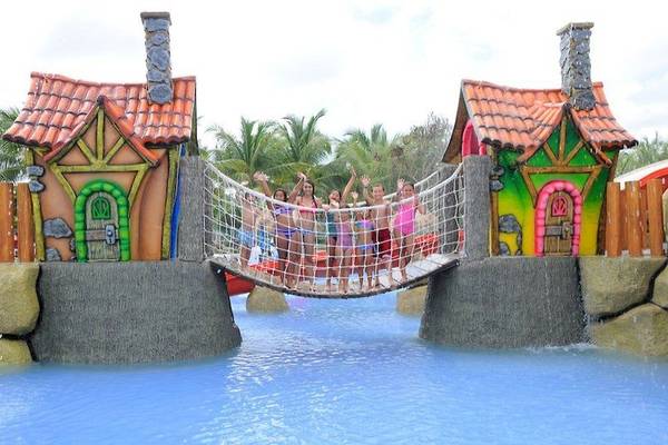 Kinder haben Spaß am Wasserpark im Bahia Principe Grand Turquesa Hotel.