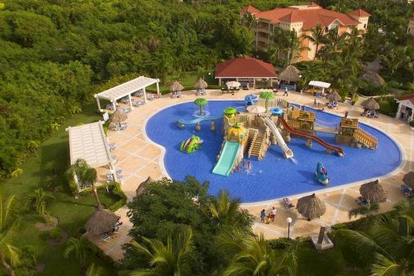 Luftaufnahme des Bahia Principe Grand Turquesa Wasserparks mit vielen Rutschen und Pools