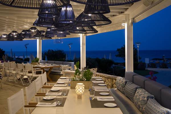 Abendessen im Capo Bay Hotel unter dem Himmel mit Blick auf das Meer