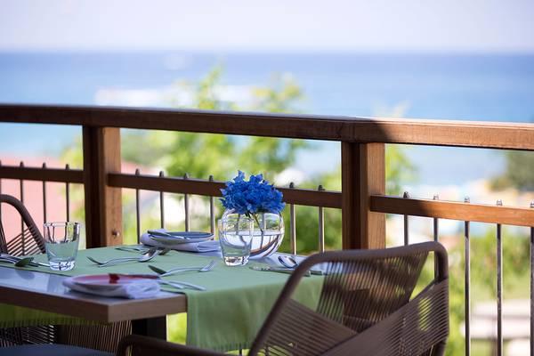 Tisch auf dem Balkon des Capo Bay Hotels mit Blick auf das Meer.