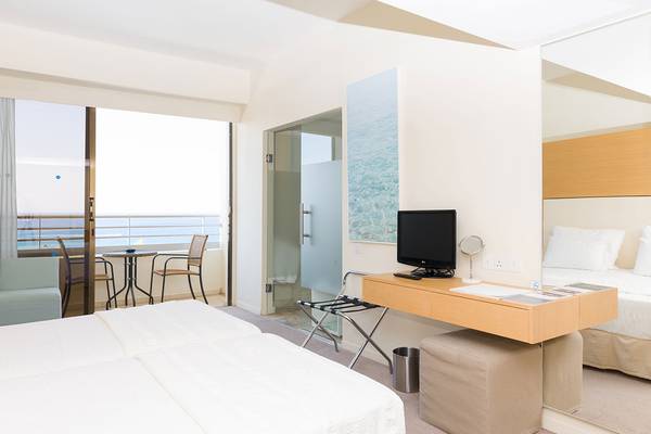 Doppelzimmer im Capo Bay Hotel mit Blick auf das Meer, inklusive Schreibtisch und Fernseher.