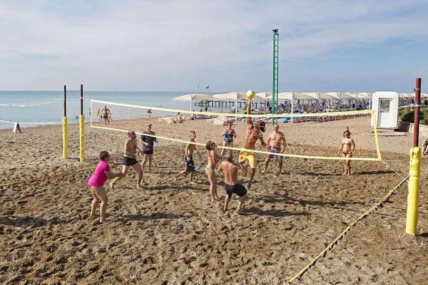 Volleyballspieler auf dem Strand beim Magic Life Belek Hotel