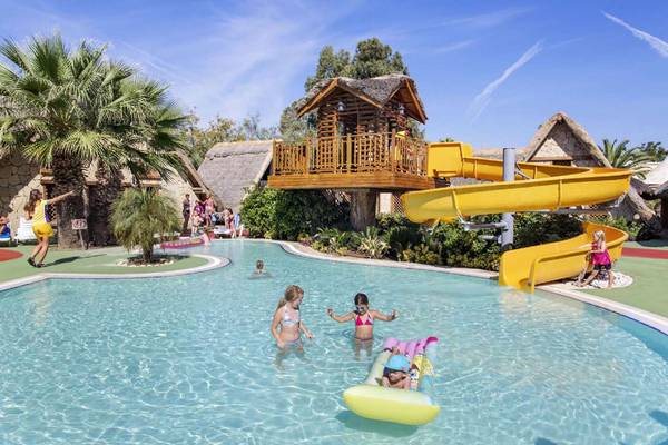 Wasserpark im Magic Life Belek Hotel mit Rutsche und Kindern im Schwimmbecken.