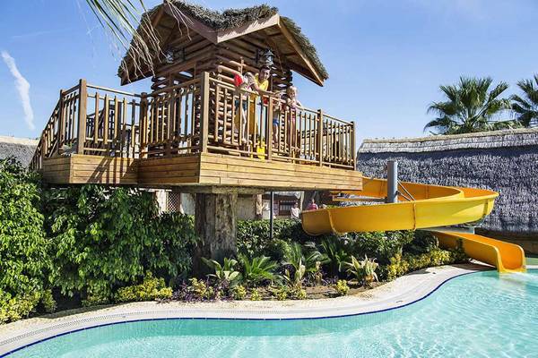 Familie mit Kindern auf einer Wasserrutsche im Magic Life Belek Hotel