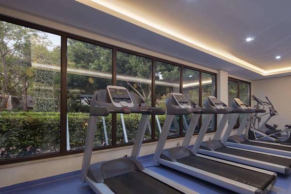 Fitnesscenter im Magic Life Belek mit mehreren Laufbändern und großen Fenstern
