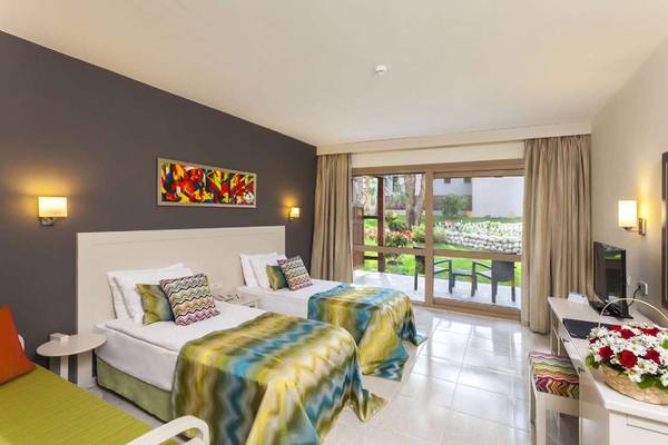 Doppelzimmer im Magic Life Belek Hotel mit zwei Betten, einer Terrasse und einer malerischen Aussicht.