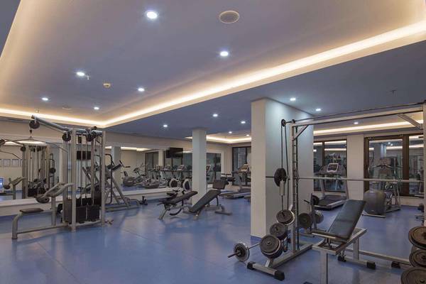 Fitnessstudio im Magic Life Belek Hotel mit verschiedenen Geräten und Spiegeln