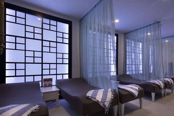 Spa-Behandlungsraum im Magic Life Belek Hotel mit Liegen und Fenstern.
