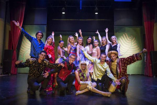 Foto von Schauspielern des Magic Life Belek Teams, die auf der Bühne posieren.