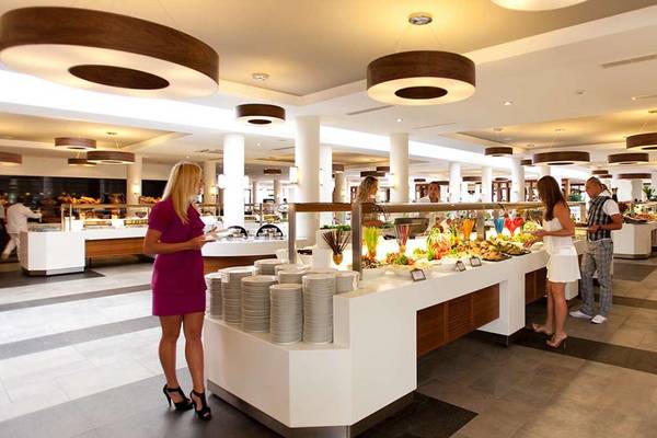 Buffet im Magic Life Belek Hotel mit Gästen, die Speisen auswählen.