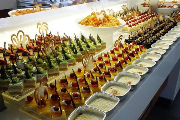 Buffet mit verschiedenen Desserts im Magic Life Belek Hotel