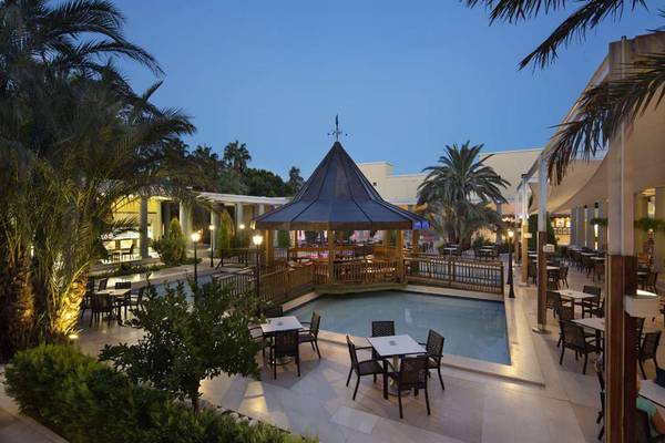 Außenbereich des Magic Life Belek Hotels mit Pool, Gazebo und Tischen