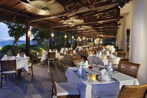 Außenbereich des Magic Life Belek Restaurants mit gedeckten Tischen und dekorativen Lichtern.
