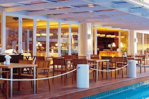 Außenbereich des DoubleTree by Hilton Phuket Banthai Resorts mit Swimmingpool und Restaurant.