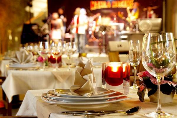 Restauranttisch im DoubleTree by Hilton Phuket Banthai Resort mit Kerzen, Weinglas und Blumen