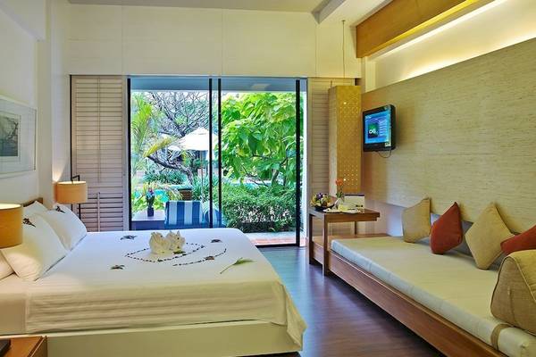Schlafzimmer im DoubleTree by Hilton Phuket Banthai Resort mit großem Bett, Aussichtsfenstern und Fernseher