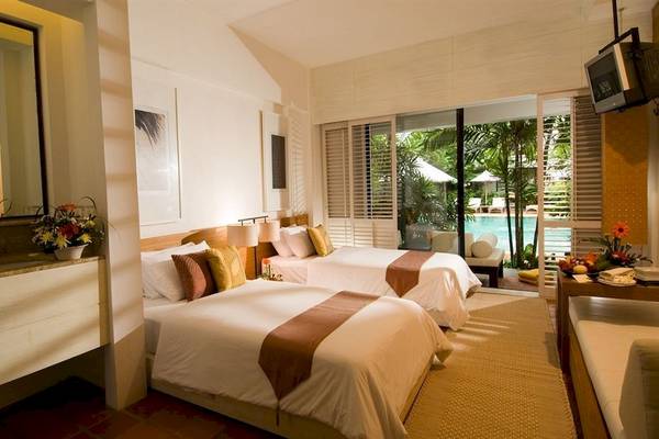 Doppelzimmer im DoubleTree by Hilton Phuket Banthai Resort mit Blick auf den Pool.