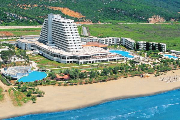 Luftaufnahme des Palm Wings Ephesus Beach Resorts mit Pools und Strand