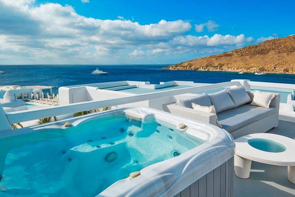 Hotel Dachterrasse mit Whirlpool und Meerblick im Petasos Beach Resort & Spa