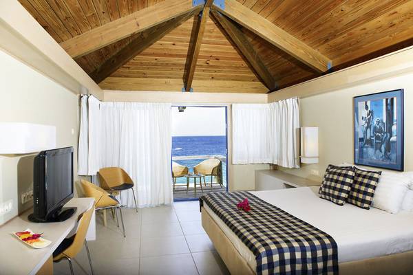 Innenansicht eines Zimmers im Avila Beach Hotel mit Blick auf das Meer.