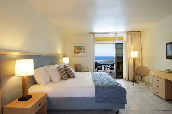 Ein Zimmer im Avila Beach Hotel mit Blick auf das Meer.