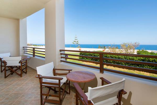 Aussicht vom Balkon des Iberostar Creta Marine Hotels auf das Meer.