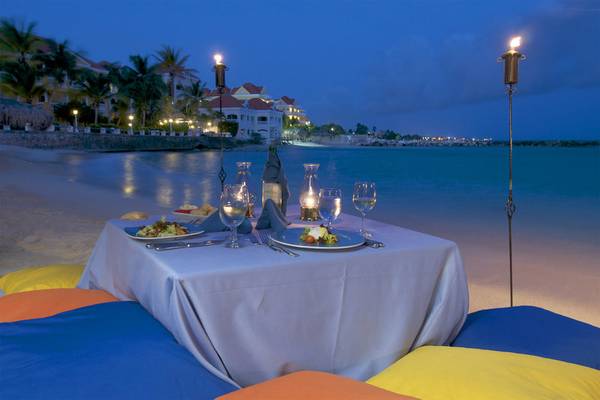 Dinnertisch am Strand von Avila Beach mit Blick auf das Meer und Hotels.