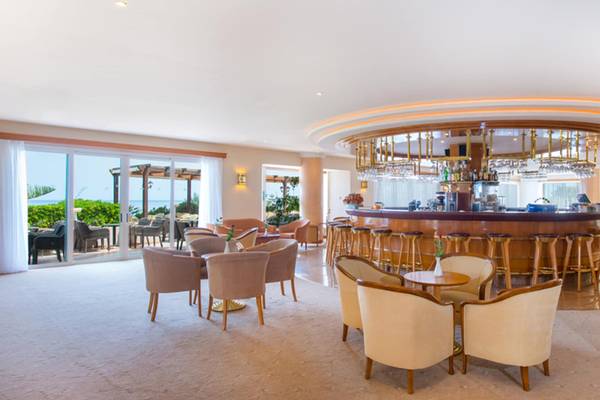Lobby Bar im Iberostar Creta Marine Hotel mit Rundbar und vielen Sitzgelegenheiten.