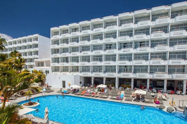 Außenpool des Abora Catarina Hotels mit vielen Gästen, Sonnenliegen und Palmen.