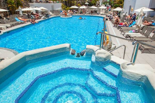 Außenpool im Abora Catarina by Lopesan Hotels mit liegenden Gästen und Sonnenschirmen