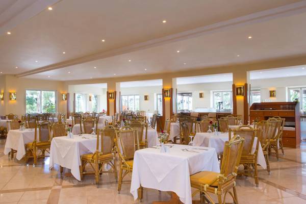 Restaurant des Iberostar Creta Marine Hotels mit gedeckten Tischen und Stühlen.