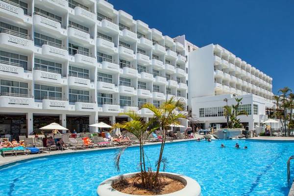 Außenpool des Abora Catarina by Lopesan Hotels mit mehreren Liegestühlen und Pflanzen