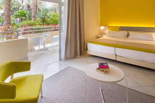 Hotelzimmer im Abora Catarina by Lopesan Hotels mit Blick auf einen Garten