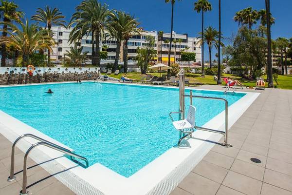 Außenpool des Abora Catarina by Lopesan Hotels mit Palmen und Liegestühlen