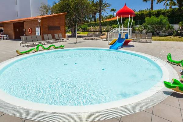 Außenpoolbereich des Hotels Abora Catarina mit Rutsche und Wasserspielzeug.