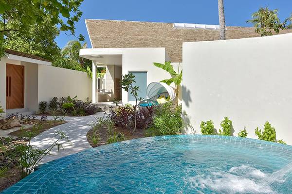 Private Pool der Kandima Maldives Villa mit Außenbereich und Pflanzen.