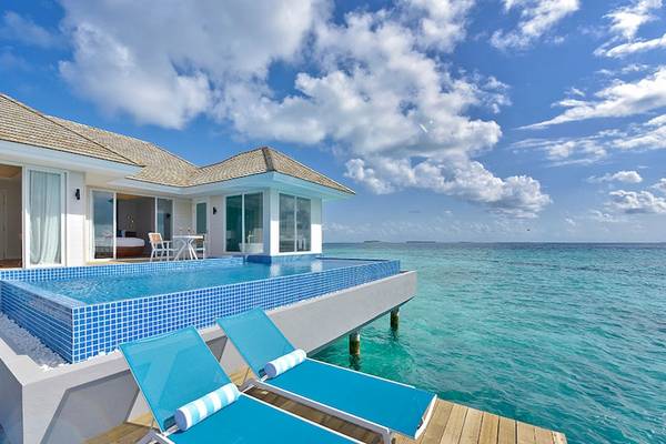 Ein Pool-Villa des Kandima Maldives mit Infinity-Pool und Blick aufs Meer.