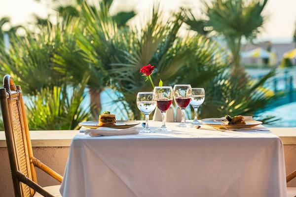Dinnertisch am Pool des Iberostar Creta Marine Hotels mit Blick auf das Meer