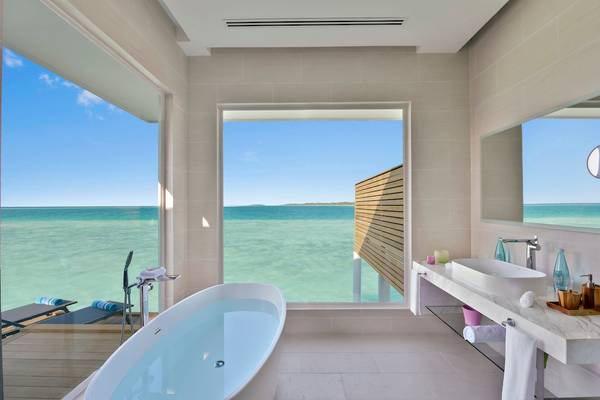 Badezimmer mit Meerblick im Kandima Maldives, mit Badewanne und doppeltem Waschbecken.