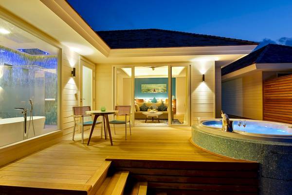 Abendliche Villa mit Badewanne und Jacuzzi im Freien auf den Malediven