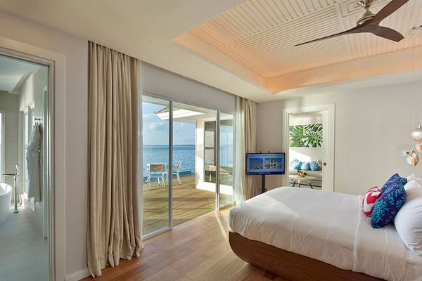 Suite-Zimmer im Kandima Maldives mit Meerblick und Balkon.
