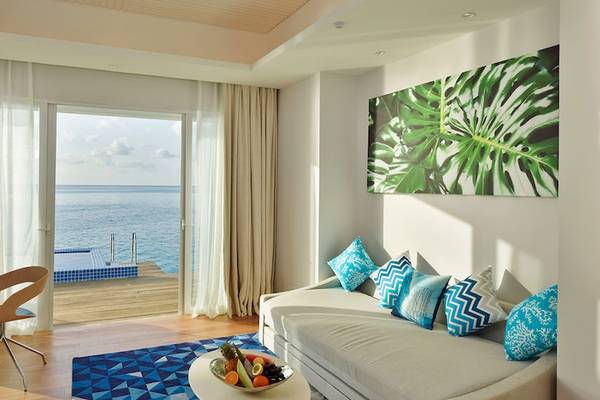 Suite im Kandima Maldives mit Blick auf das Meer von einer Terrasse aus.