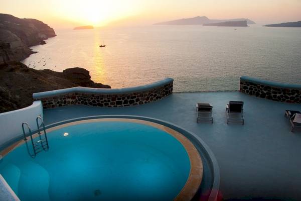 Aussicht auf das Meer von einem Hotelbalkon mit Swimmingpool und Sonnenuntergang