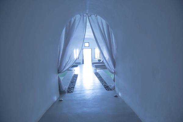 Spa-Bereich des Ambassador Aegean Luxury Hotel & Suites mit weißen Wänden und einer durchgehenden Durchgangsdecke.