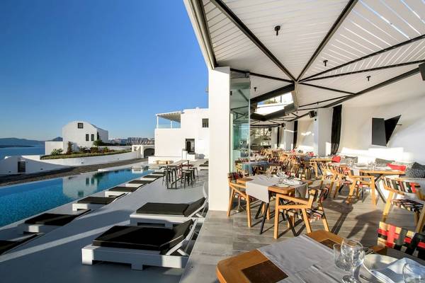 Außenterrasse des Restaurants im Ambassador Aegean Hotel mit Blick auf den Pool und die Ägäis