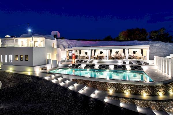 Ambassador Aegean Luxury Hotel & Suites bei Nacht mit beleuchtetem Pool und Loungebereich