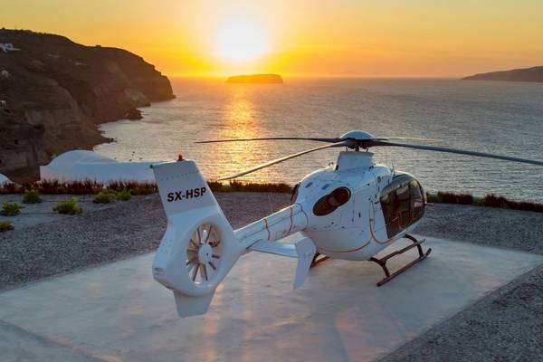 Weißer Hubschrauber der Ambassador Aegean Luxury Hotel & Suites am Meer
